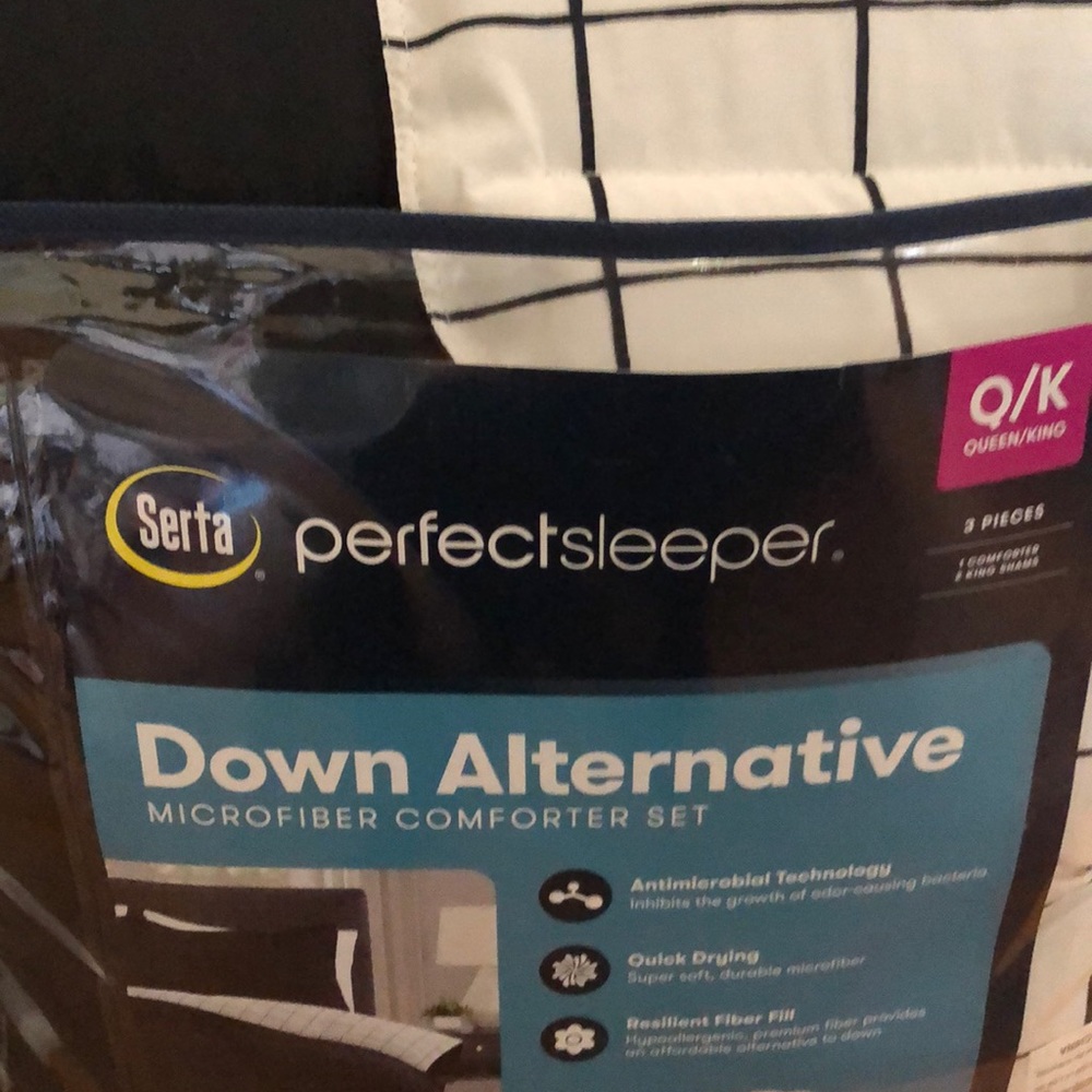Comforter 102” x 90” queen/king & 2 king shams 20” x 36” fiber fill Serta - Picture 2 of 2